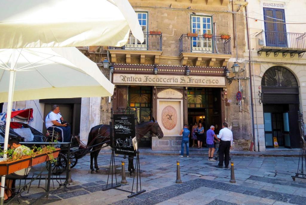 B&B Allisciari Palermo Bagian luar foto